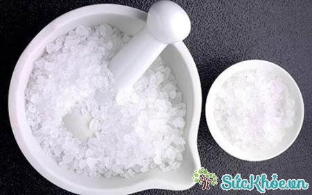 Cách trị rụng tóc bằng muối đơn giản nhất là sử dụng muối nguyên chất