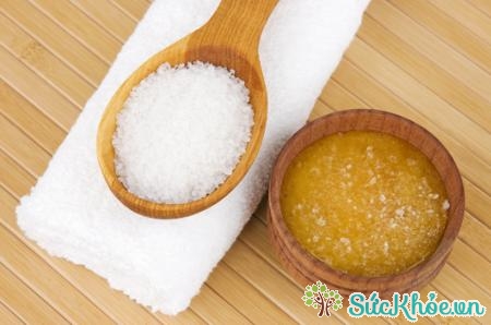 Một cách trị rụng tóc bằng muối khác mà bạn không thể bỏ qua là sử dụng muối kết hợp với mật ong