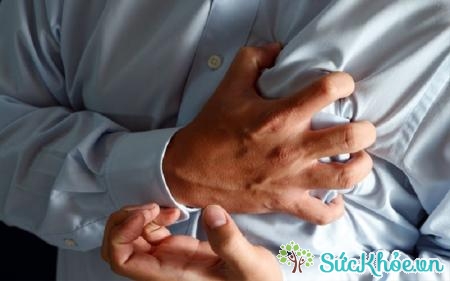 Triệu chứng của bệnh có thể xuất hiện những cơn đau thắt ngực