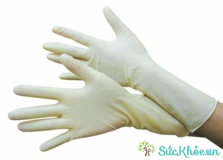 Mang gang tay cao su khi chăm sóc vết thương hay giặt đồ cho bệnh nhân