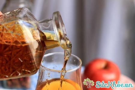 Sử dụng giấm táo là một cách chữa sùi mào gà tại nhà