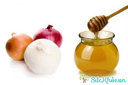 Sử dụng hỗn hợp nước ép hành tây, mật ong trị rụng tóc hiệu quả