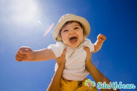 Tắm nắng, bổ sung thực phẩm tăng cường vitamin D nhằm chống còi xương ở trẻ