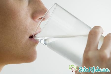 Uống nước giúp đào thải chất độc ra khỏi cơ thể