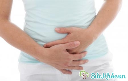 Đau vùng bụng là một dấu hiệu viêm buồng trứng cấp tính