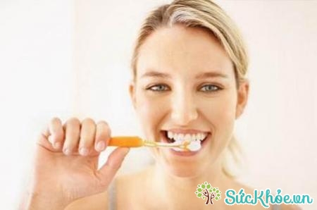 Vệ sinh răng miệng không đúng là một nguyên nhân viêm lợi