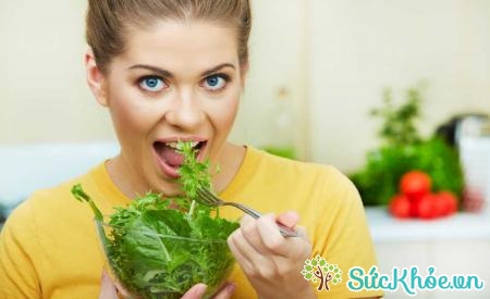 Cần có chế độ ăn uống hợp lý chứ không chỉ ăn rau xanh giảm mỡ.
