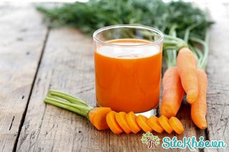 Lượng vitamin A quá cao có thể dẫn đến ngộ độc nước ép cà rốt.
