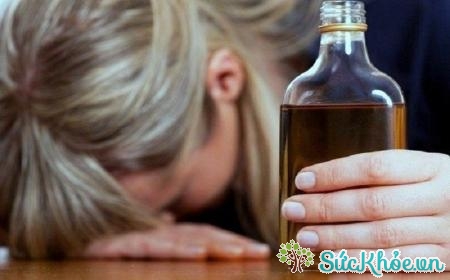 Ăn cam quýt khi say rượu có thể gây ra trào ngược axit dạ dày.