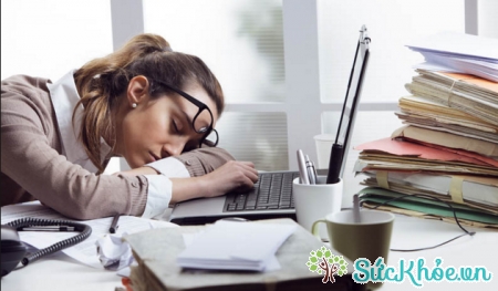 Mất ngủ gây ra nhiều tác hại cho sức khỏe.
