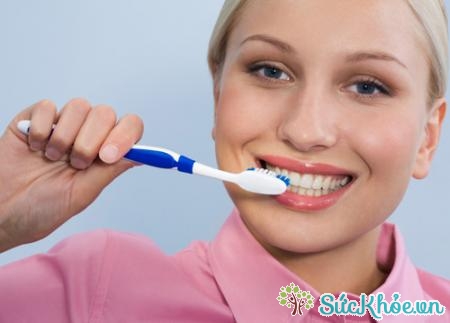 Đánh răng không đúng cách cũng gây chảy máu chân răng