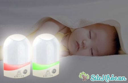 Bật đèn ngủ còn cản trở sự tiết ra những hormone tăng trưởng và phát triển chiều cao ở trẻ.