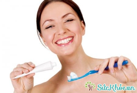 Giữ vệ sinh răng miệng, khám nha sĩ định kỳ để hạn chế tụt lợi