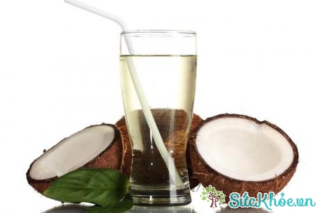 Nước dừa là đồ uống tuyệt vời cho mẹ bầu, giúp ngăn chặn tình trạng mất nước hiệu quả trong những ngày nắng nóng.