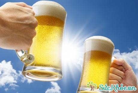 Khi cơ thể bị mất nước do nắng nóng, uống bia làm bạn đi tiểu nhiều hơn