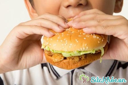 Thói quen ăn đồ ăn nhanh, nhiều năng lượng rỗng, uống nhiều nước ngọt có gas là nguyên nhân gây tình trạng thừa cân béo phì ở trẻ.