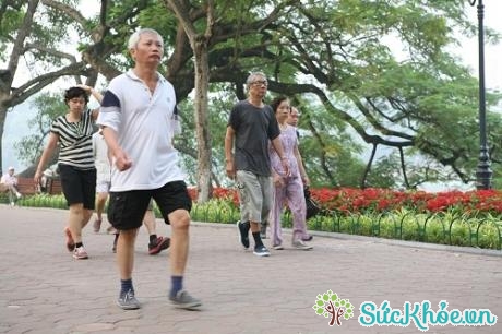 Đi bộ là phương pháp thể dục phù hợp cho người bệnh tim. Ảnh: TM