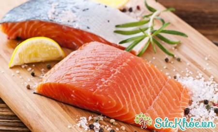 Nên ăn nhiều cá vì trong cá chứa nhiều axít béo Omega-3