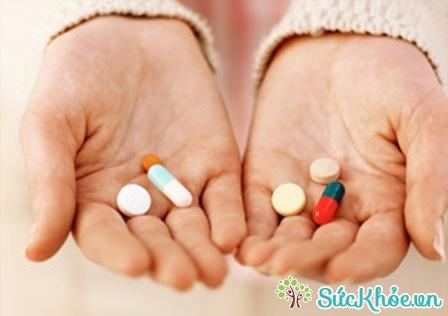 Khi dùng kháng sinh, chị cũng nên lưu ý thời gian uống thuốc để thuốc phát huy tác dụng tốt nhất.