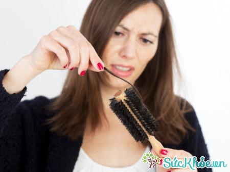 Rụng tóc là tác dụng ngoại ý khi dùng thuốc
