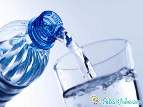 Uống nhiều nước hỗ trợ cơ thể loại bỏ các độc tố