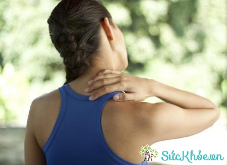 Nguyên nhân đau cứng cổ có thể do viêm khớp hoặc căng thẳng