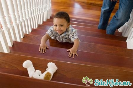 Khi bé lên xuống cầu thang bạn phải canh chừng cẩn thận