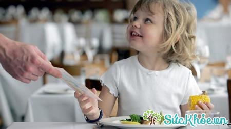 Phép lịch sự trong ăn uống rất cần thiết nên hãy dạy bé khi sớm nhất có thể 