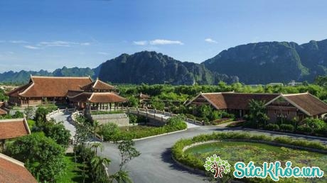 Emeralda, Ninh Bình: Khu nghỉ dưỡng sinh thái nằm giữa một quần thể thiên nhiên kề bên khu bảo tồn ngập nước Vân Long với phong cảnh sơn thủy hữu tình. 