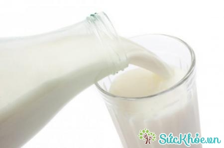 Cách ăn uống cho người viêm gan mạn là nên uống sữa
