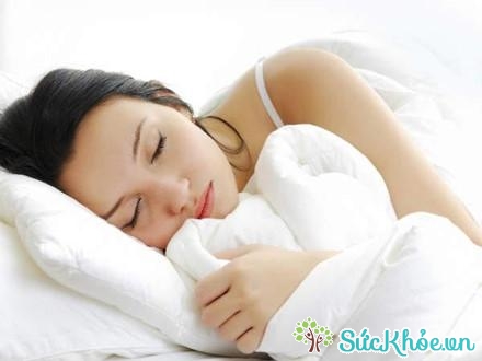 Thư giãn cơ thể trước khi đi ngủ. Điều này sẽ làm giảm nguy cơ nghiến răng trong khi ngủ.