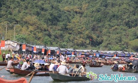 Lễ hội Chùa Hương là lễ hội thu hút sự chú ý nhiều nhất của nhân dân cả nước mỗi dịp Xuân về