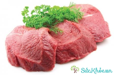 Thịt bò là một nguồn giàu chất sắt, protein và kẽm cho trẻ em