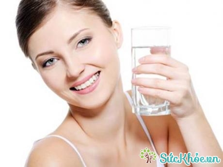 Uống nước giúp cơ thể có đủ độ ẩm và làm bạn cảm thấy no nên sẽ không ăn quá nhiều. 