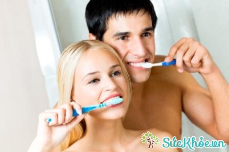 Dùng bàn chải không phù hợp là một trong những sai lầm khi đánh răng