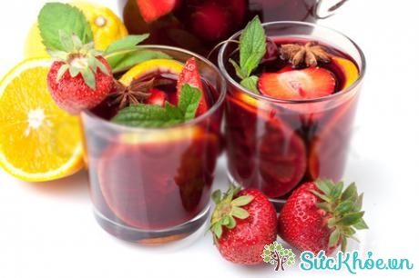 Nước ép trái cây tự nhiên mặc dù có chứa một chút vitamin nhưng nó lại không chứa chất xơ mà lại nhiều đường