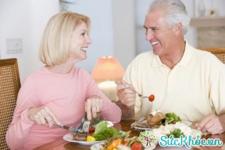 Bổ sung thêm vitamin và khoáng chất trong khẩu phần ăn của người cao tuổi