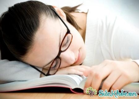 Buồn ngủ là một tác dụng phụ khi dùng thuốc