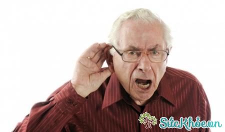 Nếu người cao tuổi phải làm việc hoặc sinh sống trong môi trường tiếng ồn lớn cũng làm trầm trọng thêm điếc tuổi già