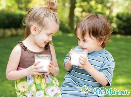 Uống sữa sai cách khi cho trẻ uống vào lúc đói