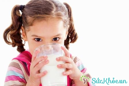 Ép trẻ uống quá nhiều sữa là sai lầm khi uống sữa của bố mẹ