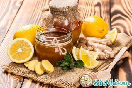 Uống nước chanh mật ong vào sáng sớm giúp làm sạch dạ dày