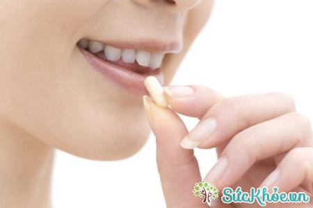 Sử dụng thuốc tại nhà như viên ngậm dưới lưỡi hoặc dạng xịt