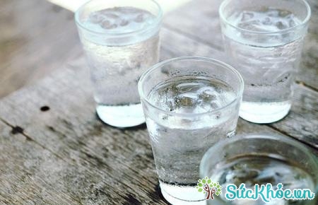 Nếu nước đá kèm với đồ uống ngọt, uống nước sau khi thức dậy trong trường hợp đói bụng dễ dẫn đến bệnh dạ dày