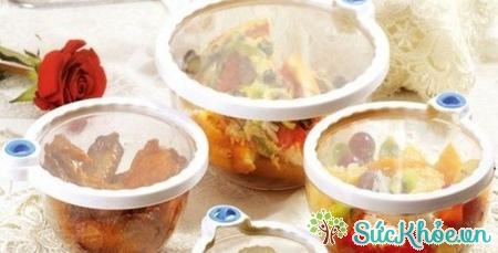 Để riêng từng loại thực phẩm, dùng màng bọc thực phẩm bọc kín khi cất vào tủ lạnh