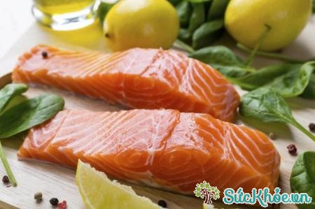 Cá hồi chứa nhiều axit béo omega-3 tốt cho tim mạch và các loại chất dinh dưỡng khác