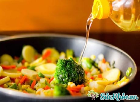 Với các món hấp, xào nên cho dầu ăn ngay trước khi bắc ra khỏi bếp thì mới giữ được cấu tạo hóa học và tác dụng của các axit béo không no.