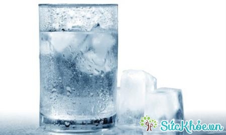 Bạn có biết tác dụng tuyệt vời của nước đá lạnh khi cảm thấy buồn nôn?