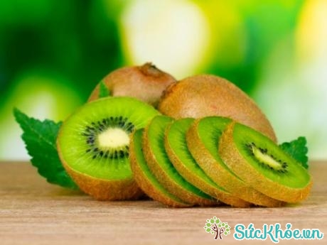 Kiwi: Kiwi có vị thơm ngon và giàu chất xơ, 1 trái kiwi có thể chứa 1,7gam chất xơ, ăn kiwi đều đặn sẽ đáp ứng đủ yêu cầu chất xơ cho cơ thể trong một ngày. Hàm lượng chất xơ hòa tan trong kiwi giúp giảm nguy cơ bị đau tim.
