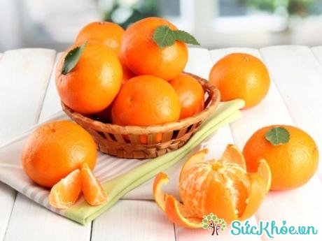 Cam: Ăn cam mỗi ngày là cách tốt nhất bổ sung chất xơ và vitamin C cho cơ thể, chất xơ hòa tan sẽ hỗ trợ hệ tiêu hóa, kích thích ngon miệng, có lợi cho bệnh nhân tiểu đường, ổn định lượng đường trong máu.